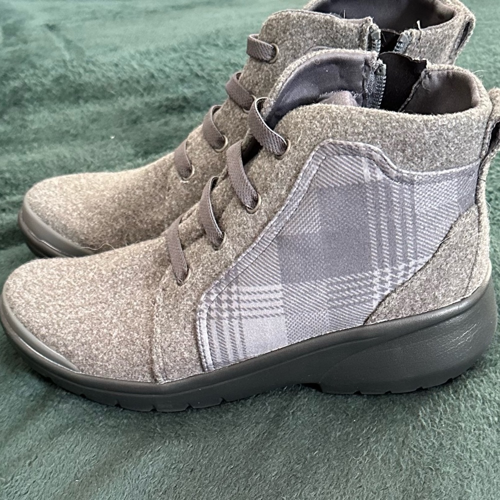 Bzees Kick Back Ankle Booties, size 7w, NWOT.
